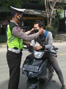 Ops Zebra 2020, Satlantas Enrekang Bagikan Masker ke Pengendara