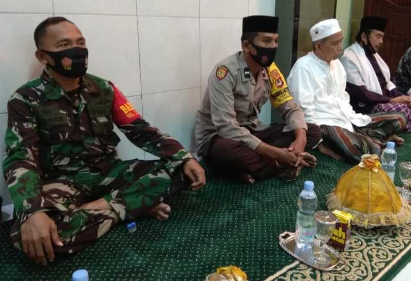 Awasi Protokol Kesehatan, Bhabinkamtibmas Cambaya dan Babinsa Hadiri Maulid