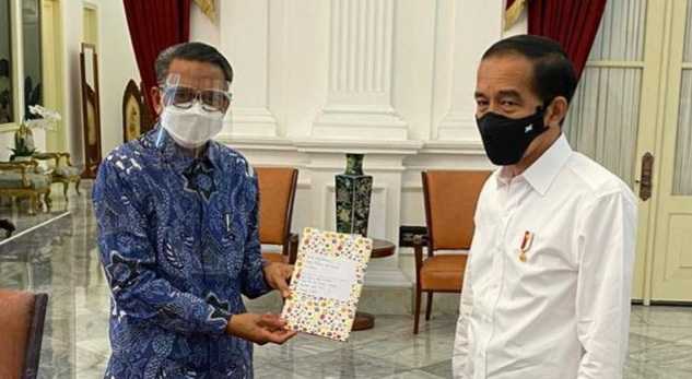 Gubernur Sulsel Serahkan Buku Karya Anak Lutim Ke Presiden RI