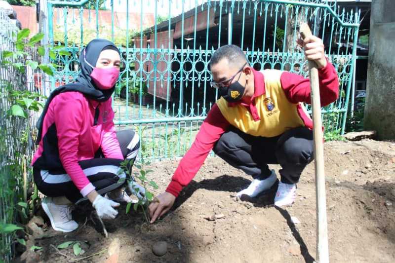 Manfaatkan Lahan Kosong, Kapolres Takalar Bersama Bhayangkari Tanam Sayuran