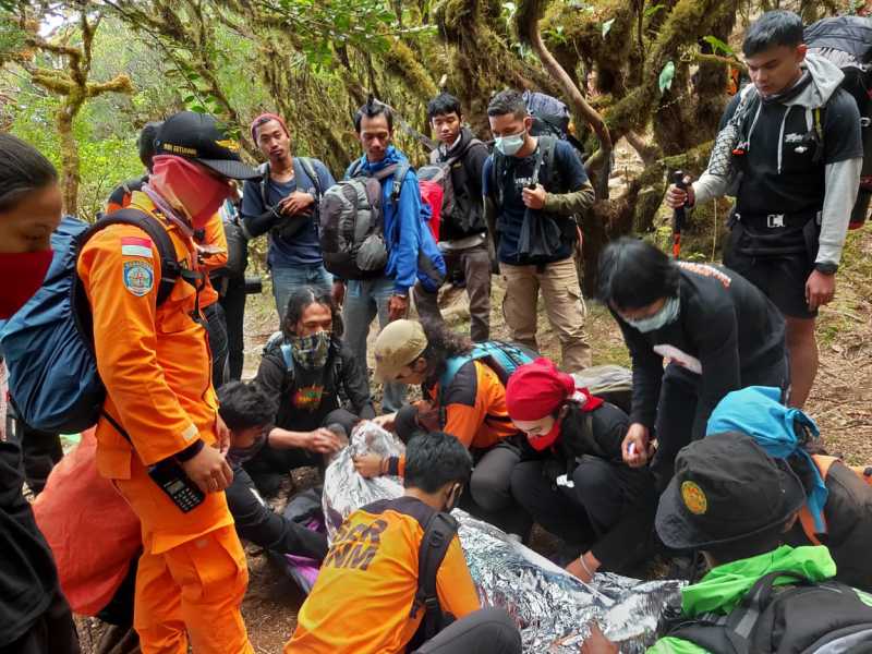 Basarnas Makassar Evakuasi Seorang Pendaki di Gunung Bawakaraeng