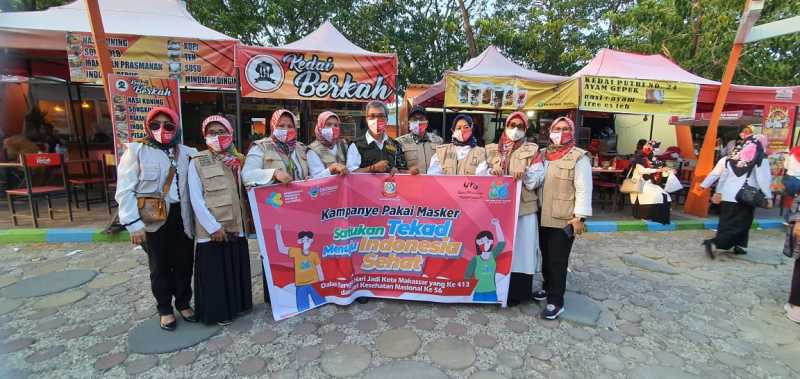 Dinkes Makassar Bagi-Bagi Masker di Kawasan Kuliner dan Fasilitas Publik