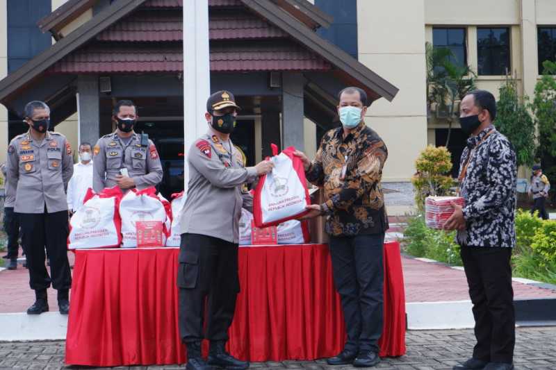 Kapolda Sulsel Serahkan Ribuan Sembako Bantuan Presiden RI ke Masyarakat Terdampak Covid-19