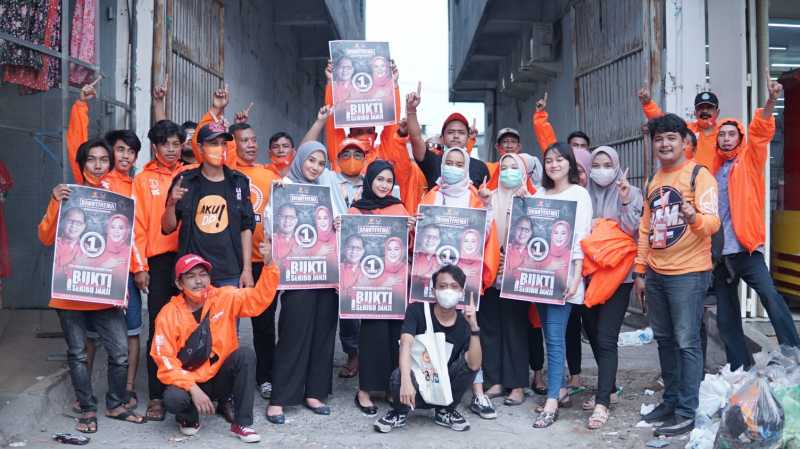 Relawan Orange Muda Blusukan Ajak Milenial Pilih Danny-Fatma
