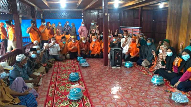 Disambut Tarian Angngaru, Anir-Lutfi Serahkan Kartu Program Prioritas