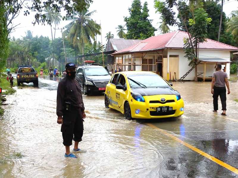 Hujan Deras Mengguyur Malunda, Air Sungai Deking Meluap