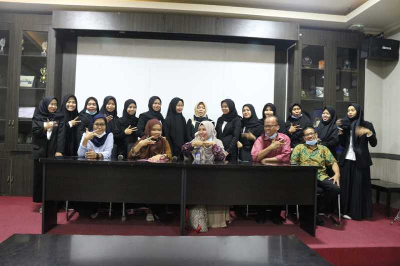 Dekan Fisip Unismuh Meyudisium 13 Sarjana Baru Ilmu Komunikasi 