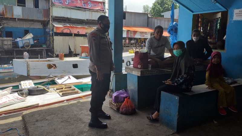 Sukseskan Pilkada Serentak 2020, Bhabinkamtibmas Pulau Barrang Caddi Ajak Warganya jaga Kamtibmas