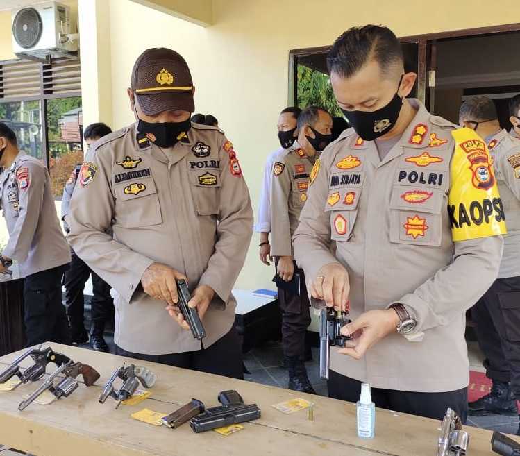 Periksa Senpi, Kapolres Enrekang Ingatkan, Penggunaan Harus Sesuai SOP