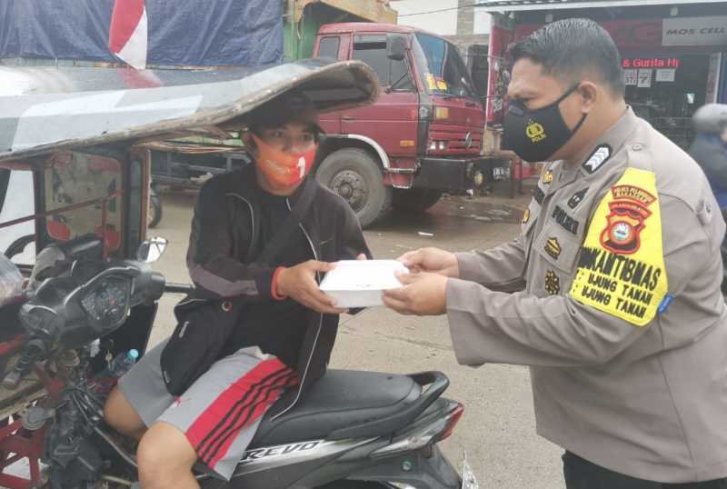 Peduli Pandemi Covid-19, Bhabinkamtibmas Ujung Tanah Berbagi Makanan
