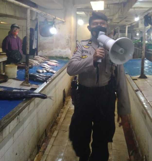 Ingatkan Prokes, Polres Pelabuhan Blusukan di Pasar Ikan
