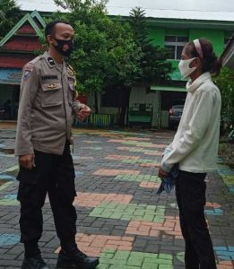 18.12 foto totaka Sambangi Warga Binaan, Bhabinkamtibmas Totaka Imbau Tetap Terapkan Prokes