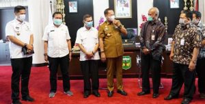 23.12 foto BKN Kepala Kanreg IV BKN Makassar Serahkan 219 NI PPPK Ke Bupati Luwu