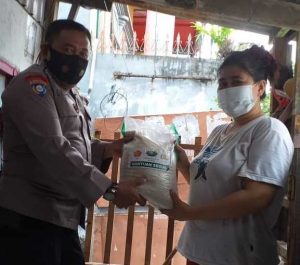 27.12 foto bha Bhabinkamtibmas Pulau Barrang Caddi Salurkan Beras Bantuan Covid-19