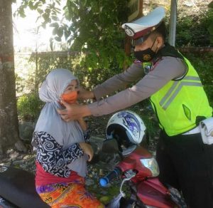 Cegah Penyebaran Covid-19, Satlantas Polres Enrekang Bagikan Masker ke Pengendara