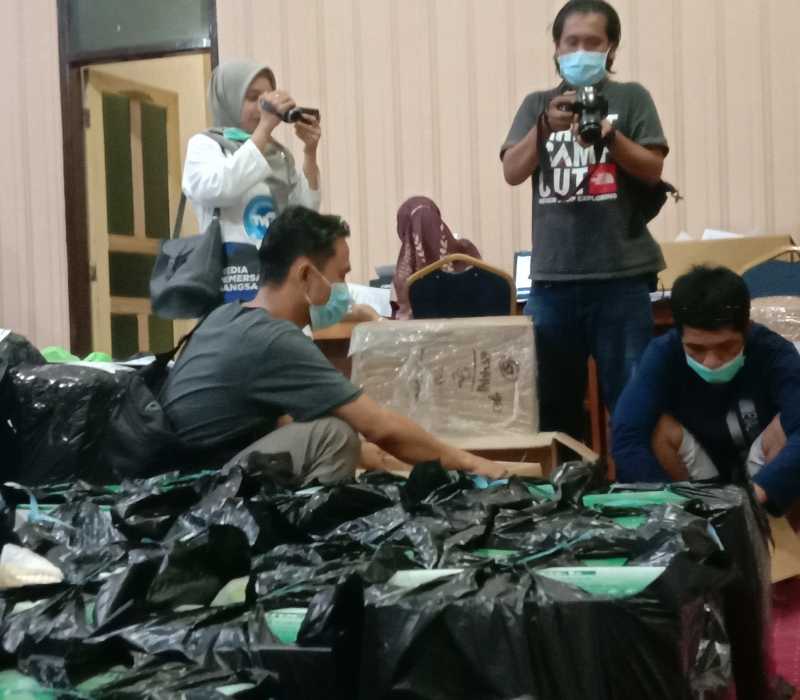 Jelang Pencoblosan, KPU Majene Mulai Distribusikan Logistik ke Setiap Kecamatan