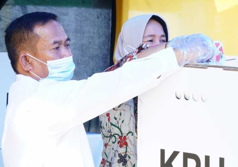 Wakil Bupati Majene dan Keluarga Coblos di TPS 1 Battayang