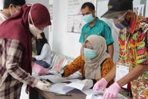 Berjilbab Merah Hati, Suhartina Bohari Nyoblos di TPS 08 Kelurahan Bontoa