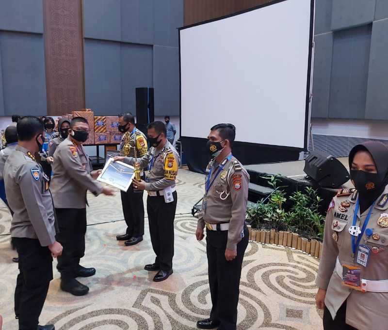Kasat Lantas Polres Takalar Terima Penghargaan, Juara Dua Pengimputan Data IRMS