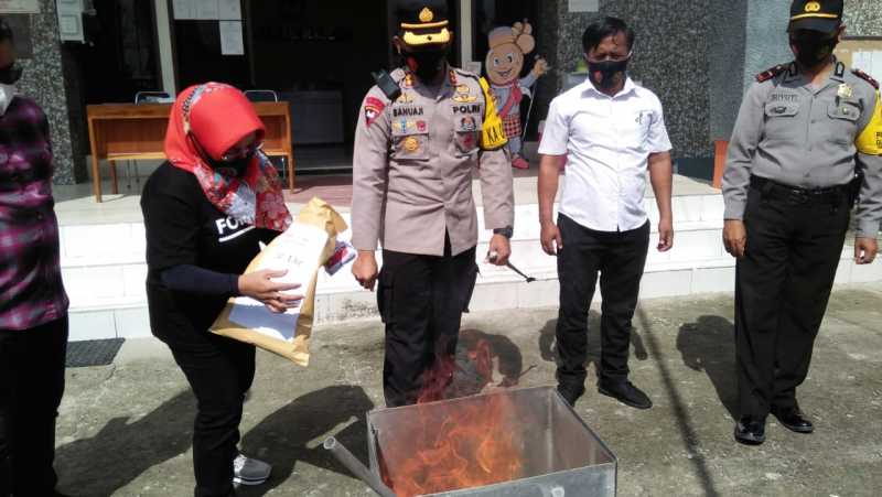 KPU Majene Musnahkan Surat Suara Rusak Pilkada 2020