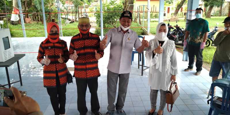 Lutfi Hanafi dan Syamsuddin Hamid Foto Bareng Usai Nyoblos di TPS