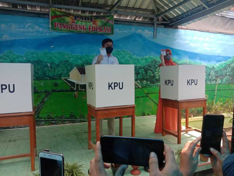 Salurkan Hak Pilihnya, Adnan Harap Pilkada Berjalan Lancar Dan Aman
