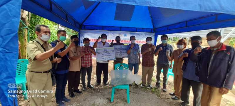 BPBAP Takalar Bersama Anggota Komisi IV DPR RI Menyerahkan Bantuan Paket Bioflok Ikan Nila di Kab. Bantaeng
