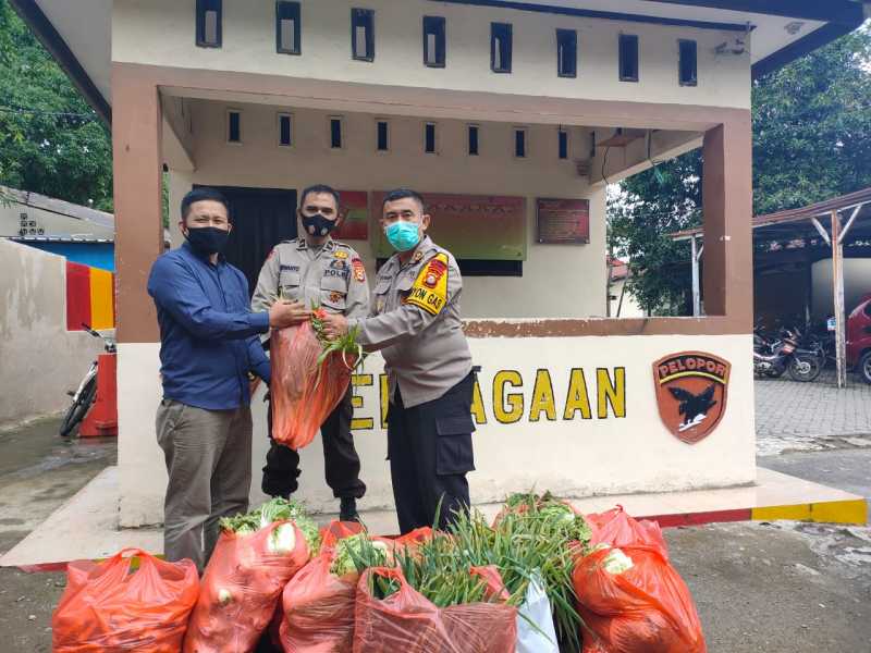 Petani Gowa Berbagi Sayur Untuk Korban Banjir Kota Makassar Melalui Dapur Umum Brimob Polda Sulsel
