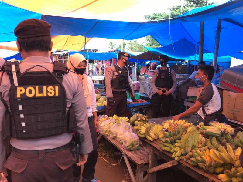 Gelar Operasi Lilin, Sat Sabhara Polres Takalar Memantau Penerapan Prokes di Pasar