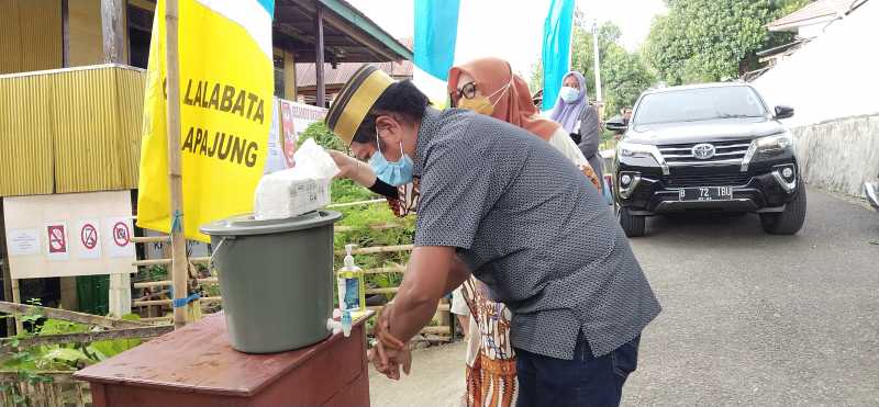 Bersama Keluarga Besarnya, Kaswadi Gunakan Hak Pilihnya di TPS 05 Lapajung