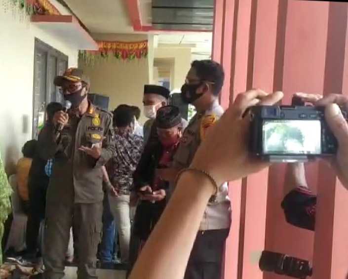 Satpol PP Provinsi Bubarkan Pesta Pernikahan dengan Humanis