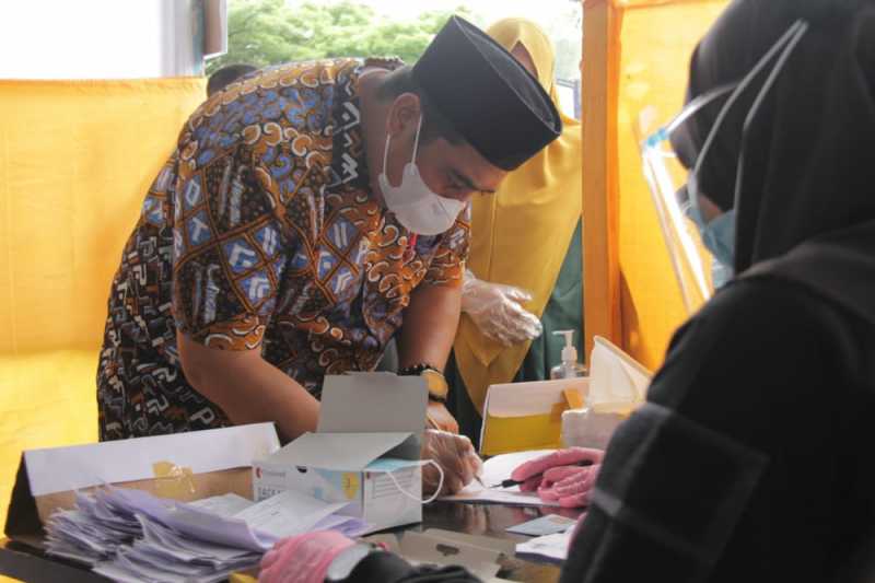 Pakai Batik Motif Lontara, Chaidir Syam Nyoblos di TPS 10 Pettuadae