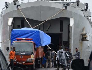  Lantamal VI Kerahkan Kapal Perang KRI Teluk Ende – 517Angkut Ratusan Ton Bantuan Logistik ke Mamuju