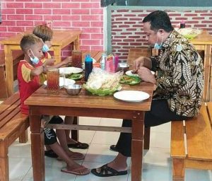15.1 foto wagub Wagub Sulsel Ajak Dua Bocah Penjual Tisu Makan Bebek, Akrab Berbincang