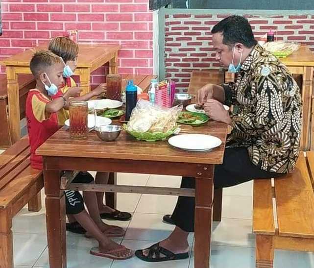 Wagub Sulsel Ajak Dua Bocah Penjual Tisu Makan Bebek, Akrab Berbincang
