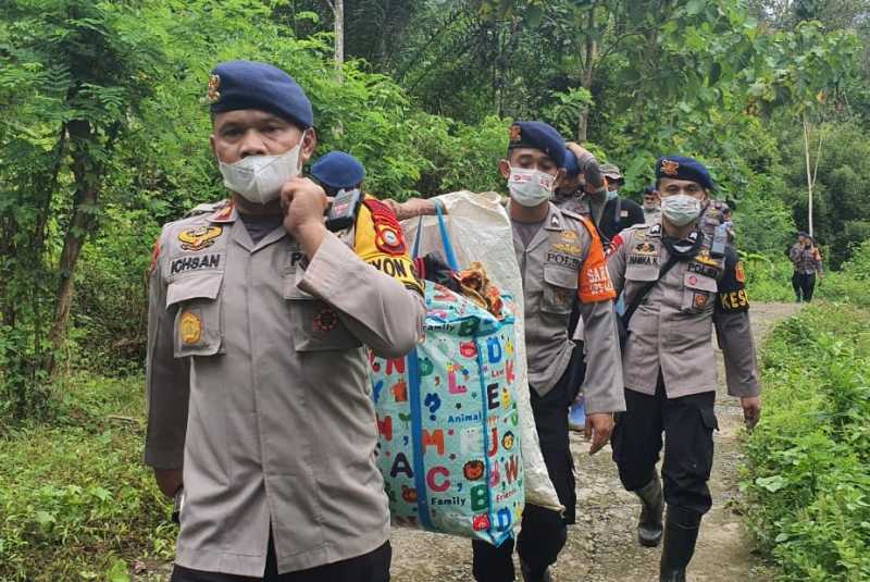Brimob Sulsel Evakuasi Korban Longsor di Majene