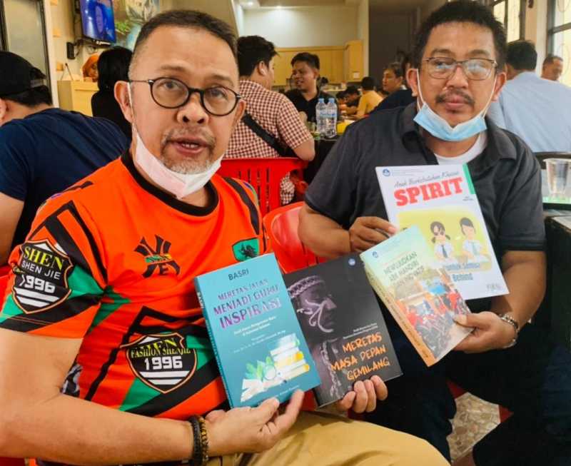 Basri, Wakaf Buku untuk Maros, Makassar dan Mamuju