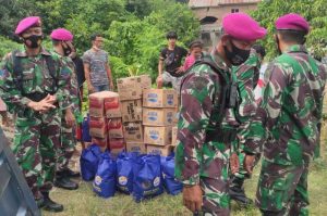 Satgas Penanggulangan Bencana Alam TNI AL Sulbar Distribusi Bantuan