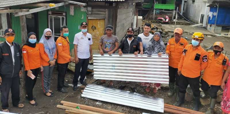 Korban Angin Puting Beliung Desa Aeng Batu-Batu Terima Bantuan Renovasi Rumah