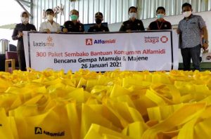 26.1 FOTO alfamidi Lagi, Donasi Konsumen Alfamidi Salurkan 300 Paket Sembako bagi Korban Gempa Sulbar