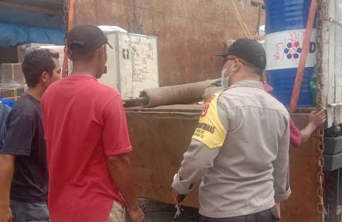 Imbau Protokol Kesehatan, Bhabinkamtibmas Malimongan Tua Sambangi Warga
