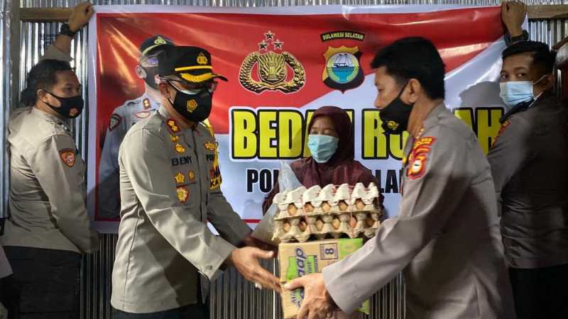 Bedah Rumah, Kapolres Takalar Serahkan Rumah ke Dg. Gassing