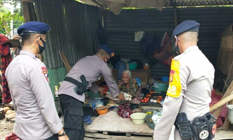 Peduli Sesama, Brimob Bone Bantu Masyarakat