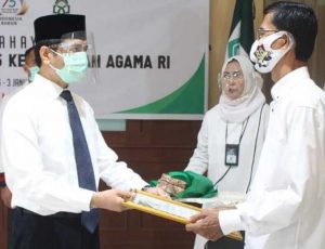 Peringati HAB Ke 75, UIN Alauddin Beri Penghargaan 3 Pegawai Purnabakti