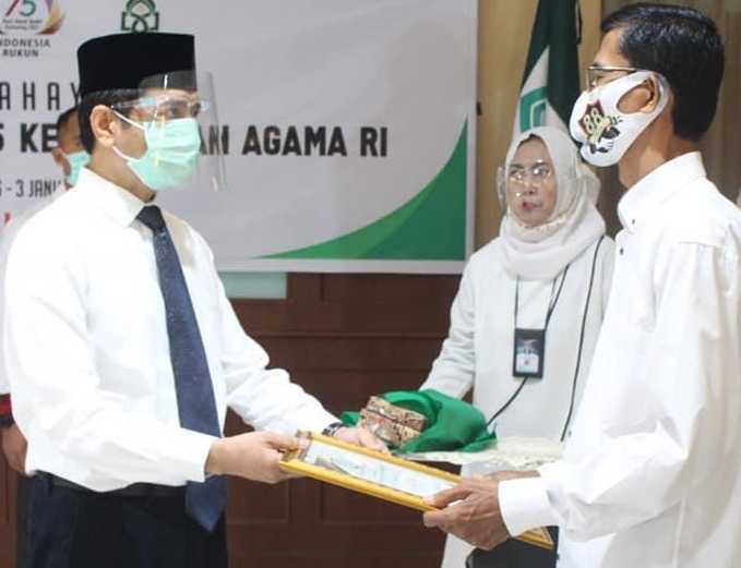 Peringati HAB Ke 75, UIN Alauddin Beri Penghargaan 3 Pegawai Purnabakti