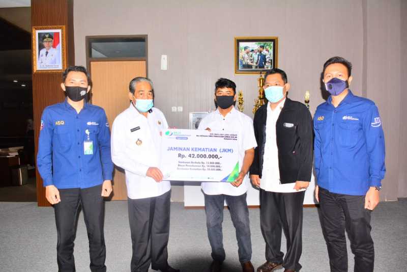 Diserahkan Dollah Mando, Ahli Waris Akbar Terima Santunan BPJamsostek