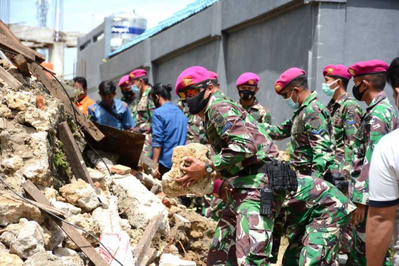 Satgas Bencana Alam TNI AL Kerja Bakti Bersihkan Longsoran di Jalan Menuju GTM Mamuju