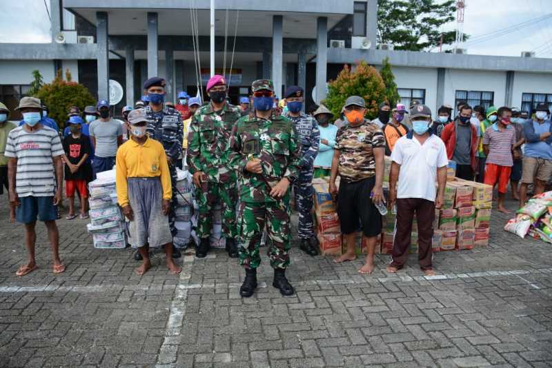 TNI AL Bagikan Bantuan Kepada 55 KK Nelayan Mamuju Korban Gempa Sulbar 