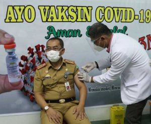 Sekda Bahri Suli, Orang Pertama Disuntik Vaksin Di Lutim