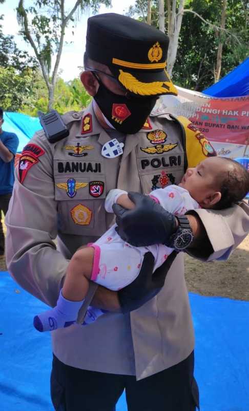 Terharu, Kapolres Majene Gendong Bayi di Pengungsian Korban Gempa